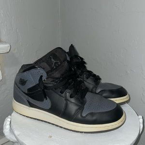 Jordan 1 mids